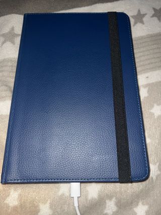 Tablet Negra con Funda Azul