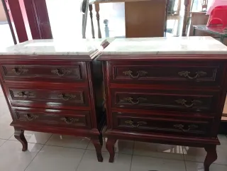 Mesitas de noche de madera con mármol