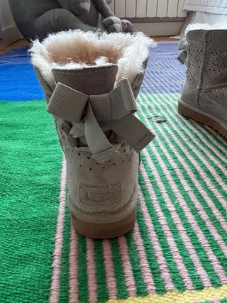 Botas UGG grises con lazo
