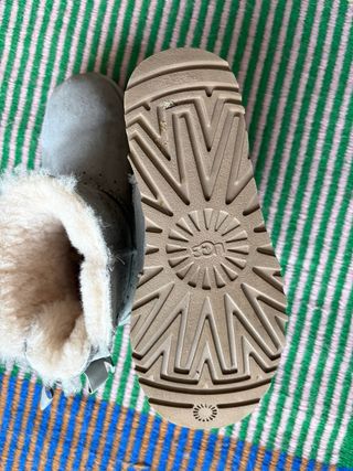 Botas UGG grises con lazo