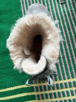 Botas UGG grises con lazo