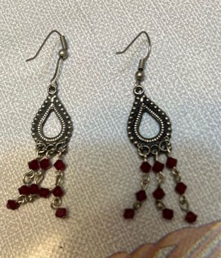 Pendientes largos plateados con detalles rojos