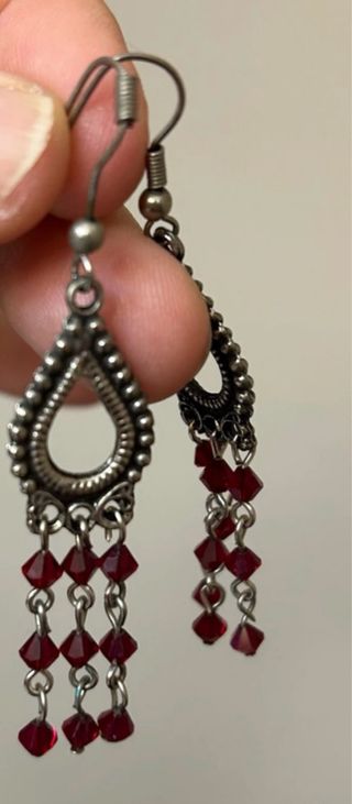 Pendientes largos plateados con detalles rojos