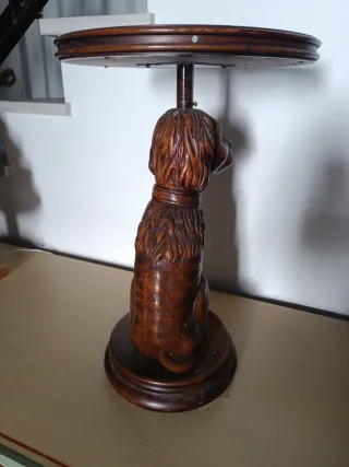 Mesita auxiliar perro madera tallada