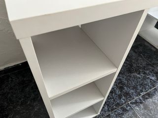 Escritorio blanco con estanterías