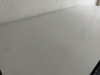 Escritorio blanco con estanterías