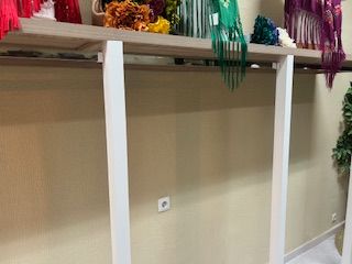 Estanterías metálicas y madera