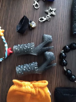 Vestiti e accessori per Barbie