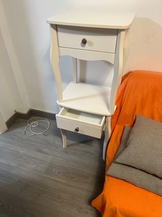 Mesita de noche blanca de madera