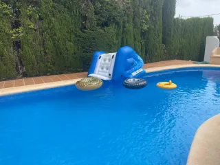 Tobogán piscina + flotador