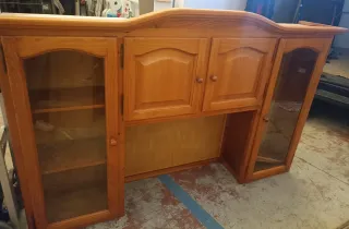 Credenza in legno con vetrine