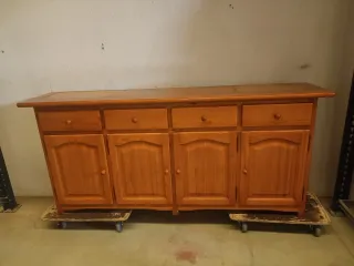 Credenza in legno con vetrine