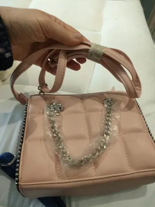 Bolso pequeño rosa bebe con cadena plateada