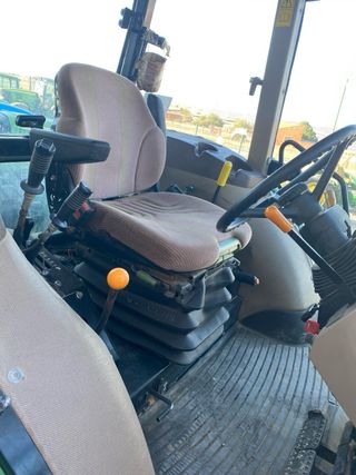 Tractor John Deere 6115D con pala