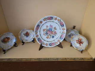 Platos de colección y el de centro es PONTESA