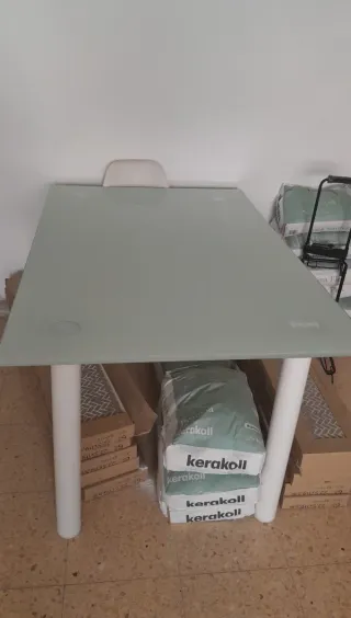 Tavolo in vetro acidato bianco