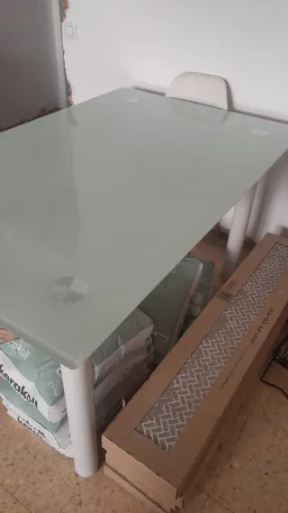 Tavolo in vetro acidato bianco