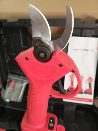 TIJERAS ELÉCTRICAS DE PODAR Y MOTOSIERRA.