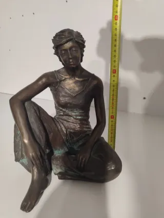 Escultura de mujer sentada