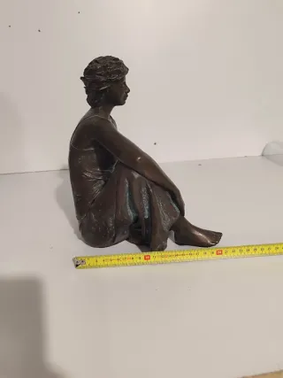 Escultura de mujer sentada