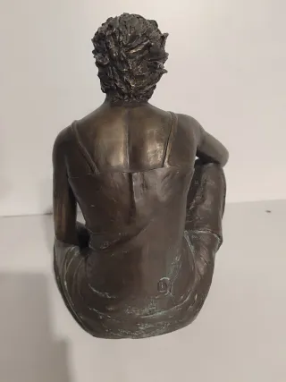 Escultura de mujer sentada