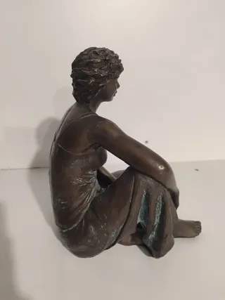 Escultura de mujer sentada