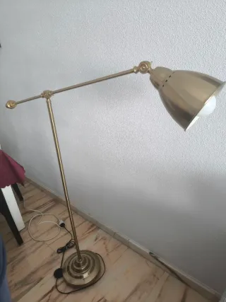 Lámpara de pie dorada metálica