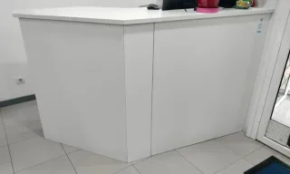 Mostrador blanco para tienda