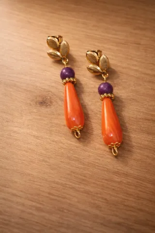 Pendientes lágrima coral y piedrecita mo