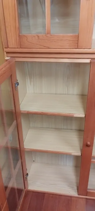 Aparador vitrina estantes madera y cristal.