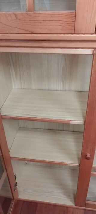 Aparador vitrina estantes madera y cristal.