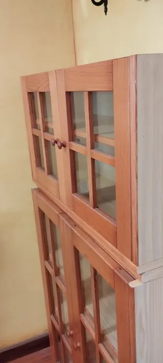 Aparador vitrina estantes madera y cristal.