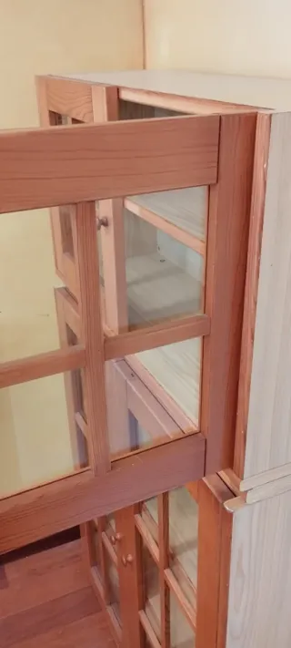 Aparador vitrina estantes madera y cristal.