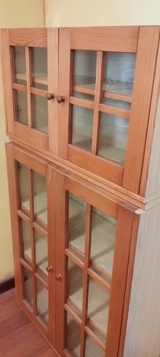 Aparador vitrina estantes madera y cristal.
