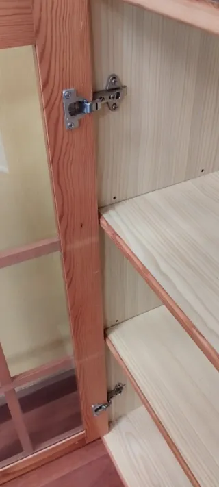 Aparador vitrina estantes madera y cristal.