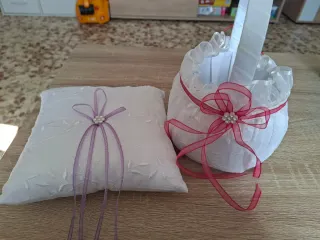 Bolso de arras, cojín anillos y ramo alfileres