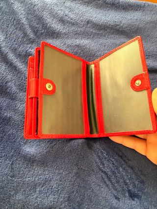 Cartera de piel roja diseño gatos