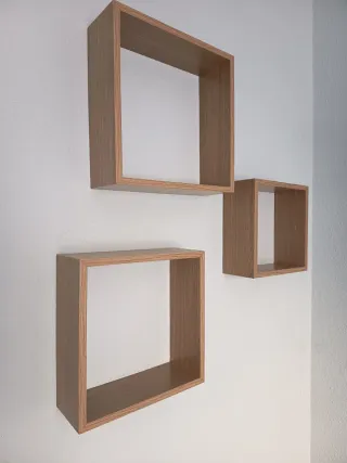 Estantería de madera con 3 cubos