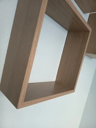 Estantería de madera con 3 cubos
