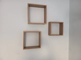 Estantería de madera con 3 cubos