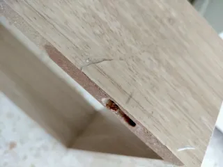 Estantería de madera con 3 cubos