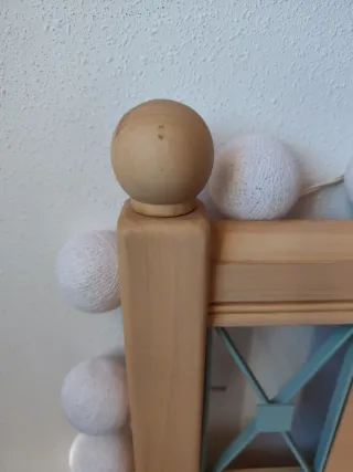 Cama madera maciza con adornos verde agua