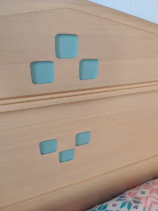 Cama madera maciza con adornos verde agua