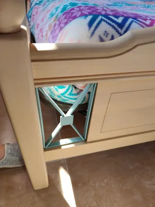 Cama madera maciza con adornos verde agua