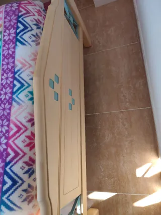 Cama madera maciza con adornos verde agua