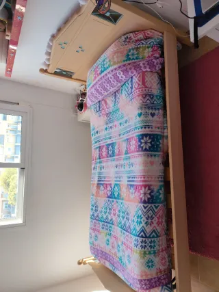 Cama madera maciza con adornos verde agua