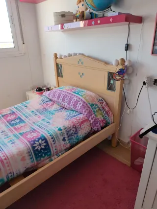 Cama madera maciza con adornos verde agua