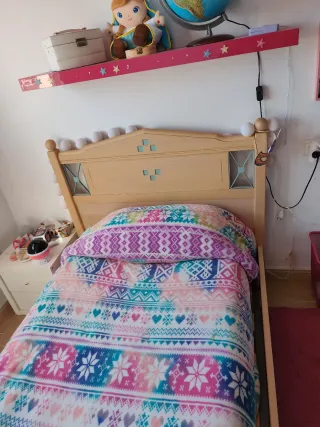 Cama madera maciza con adornos verde agua