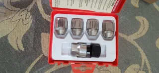 Tornillos de seguridad para ruedas