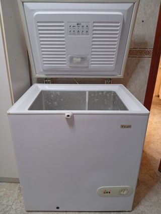 Congelador horizontal blanco mediano